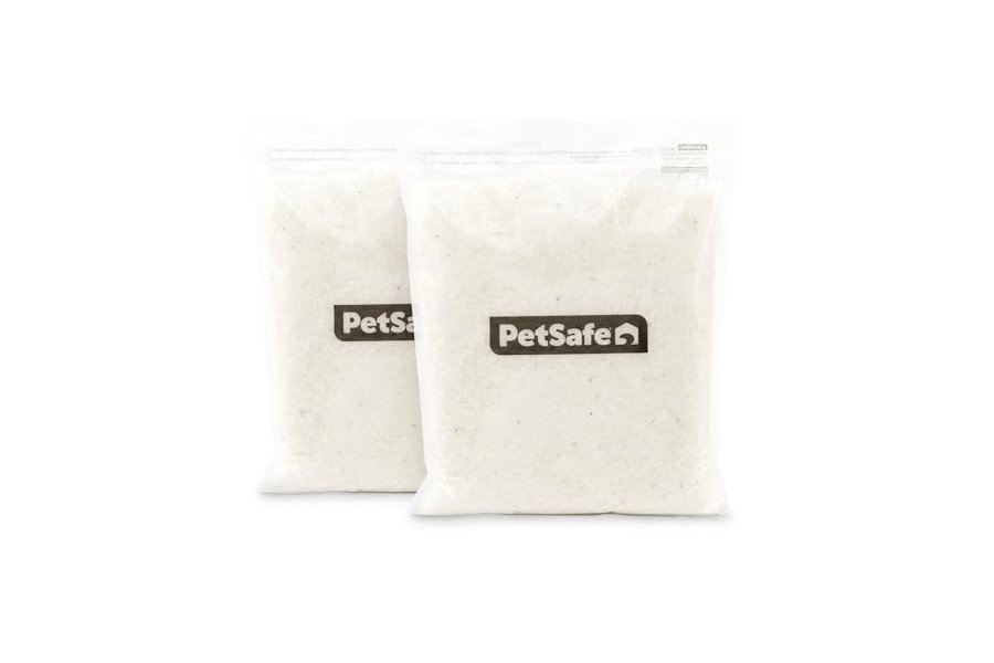 Arena para gatos de cristal premium PetSafe ScoopFree: superior a la arena de arcilla; reduce el rastro y el polvo, dejando un hogar fresco; no se aglomera; dos bolsas de arena de 2 kg (3 kg en total); sin fragancia.