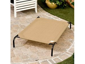 Cama elevada original para perros Coolaroo, grande, color arena desértica: malla transpirable y refrescante, cuna elevada para aliviar las articulaciones, hamaca portátil para mascotas de interior y exterior, lavable y ligera.